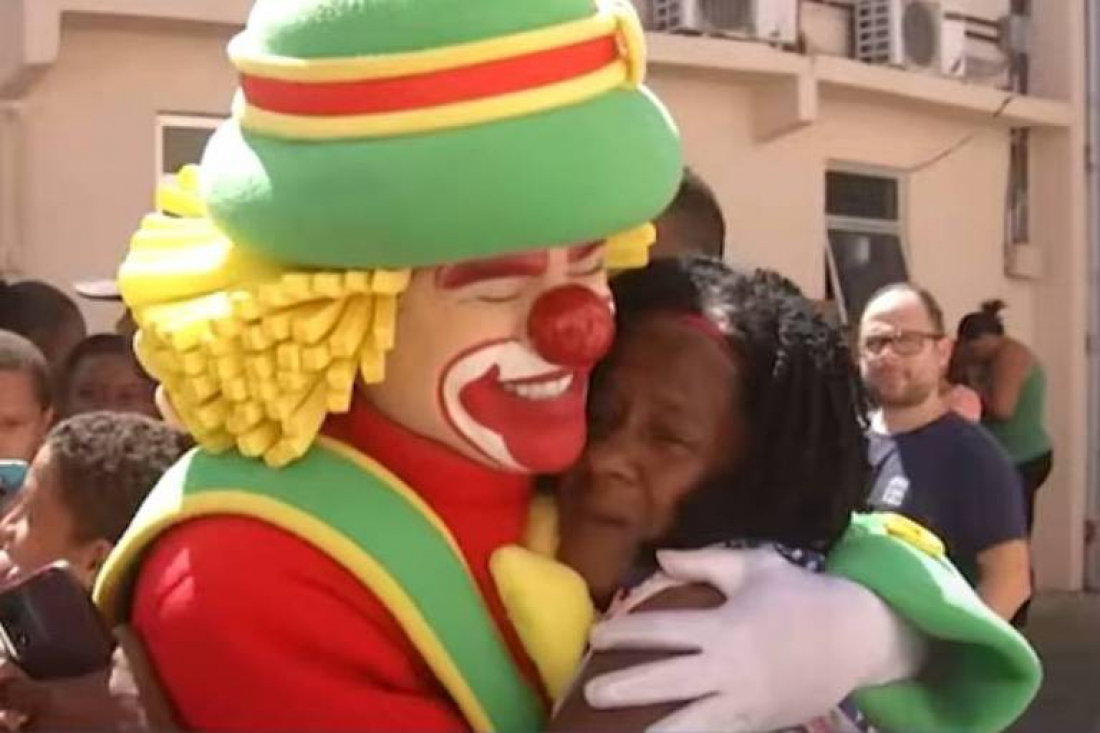 Crianças enganadas por falsos Patati e Patatá encontram os palhaços verdadeiros 13 anos depois