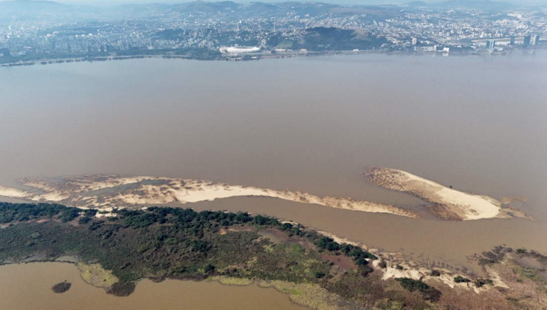 Ilha do tamanho de 25 campos de futebol surge no Guaíba após enchentes em Porto Alegre