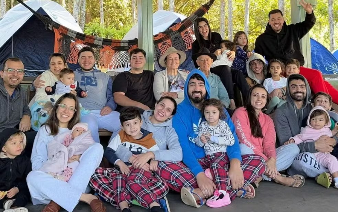 Avós se emocionam ao receber visita surpresa de 8 netos e 12 bisnetos em chácara de Goiás