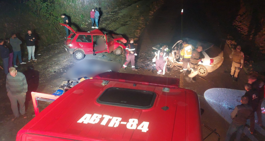 Em SC: Acidente mata dois homens e criança presa à cadeirinha é resgatada inconsciente 