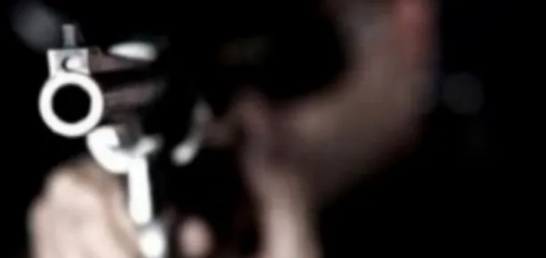 Homem tem veículo roubado por quatro homens armados em Pescaria Brava