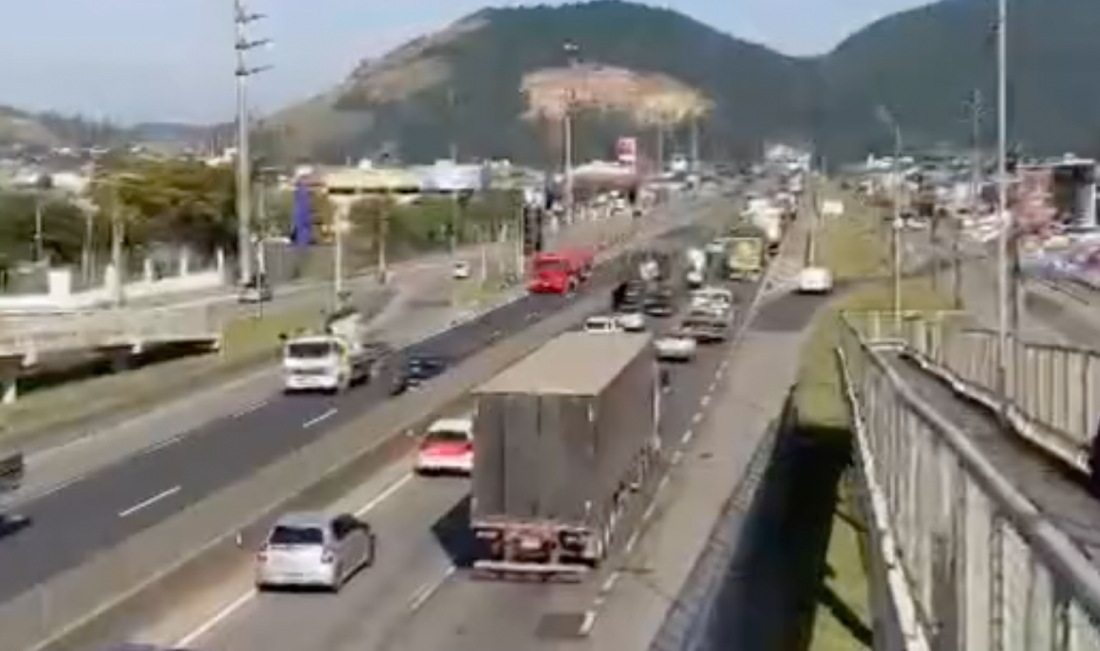 (Vídeo) Motoristas reclamam de filas e congestionamento na BR-101, em Tubarão
