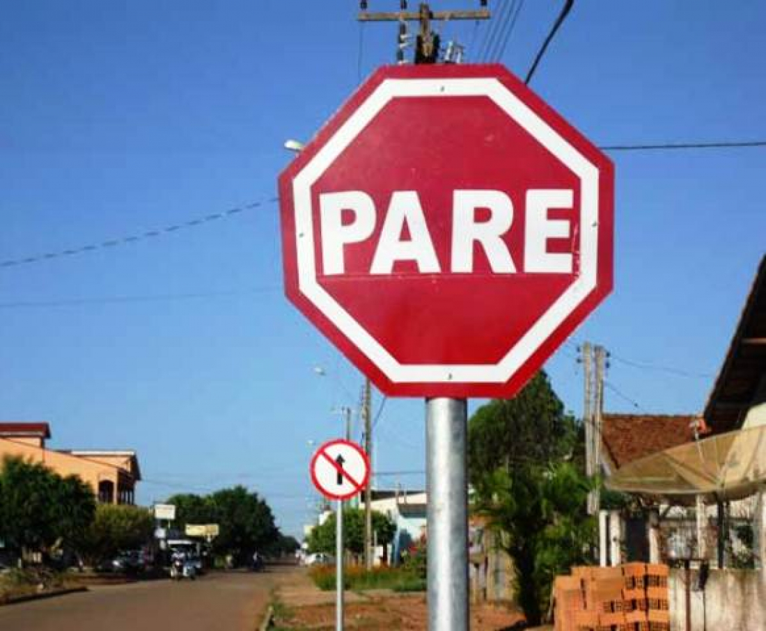 Motorista desobedece placa de 'Pare' e causa acidente com Biz em Braço do Norte