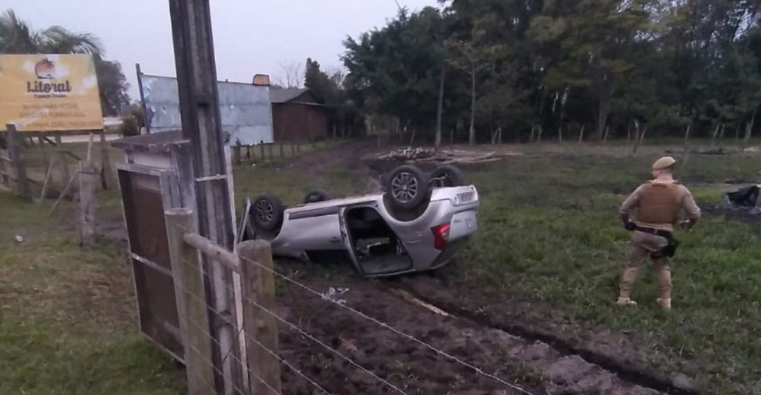 Saída de pista seguida de capotamento em Araranguá deixa duas pessoas feridas