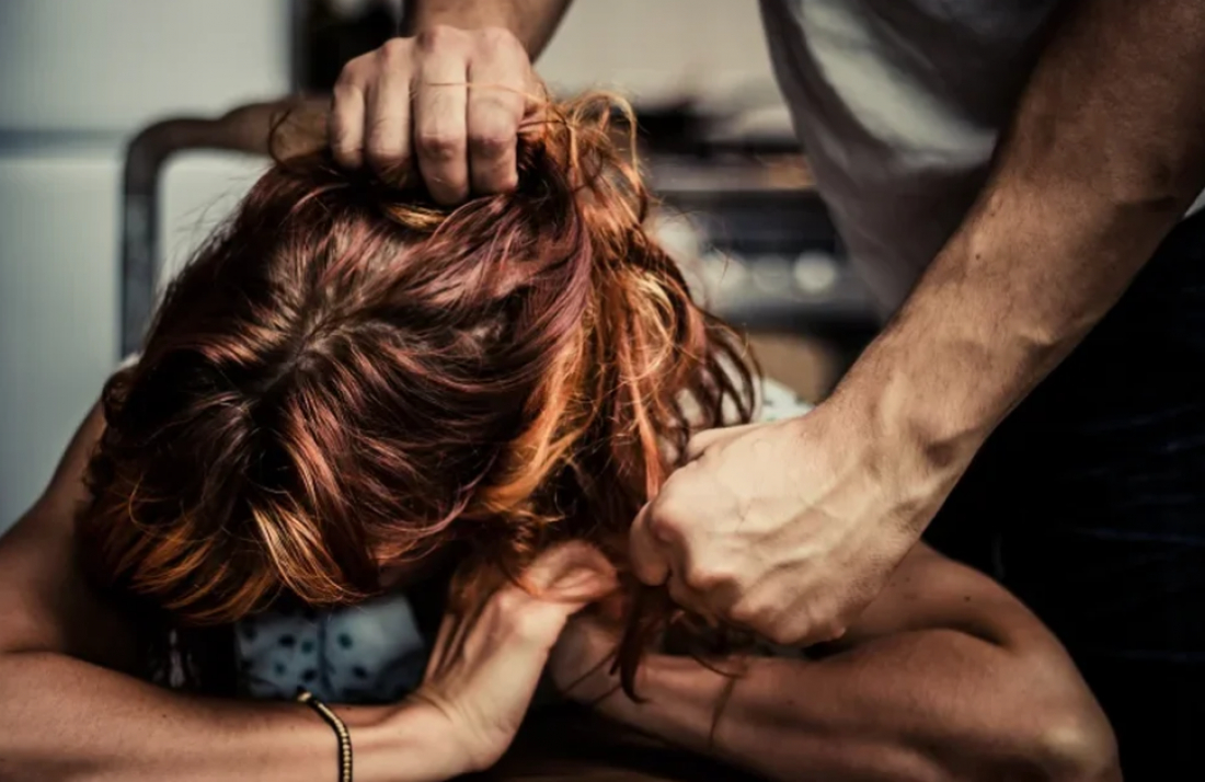 Homem embriagado ameaça com faca, tenta enforcar e arranca cabelos da companheira em Tubarão