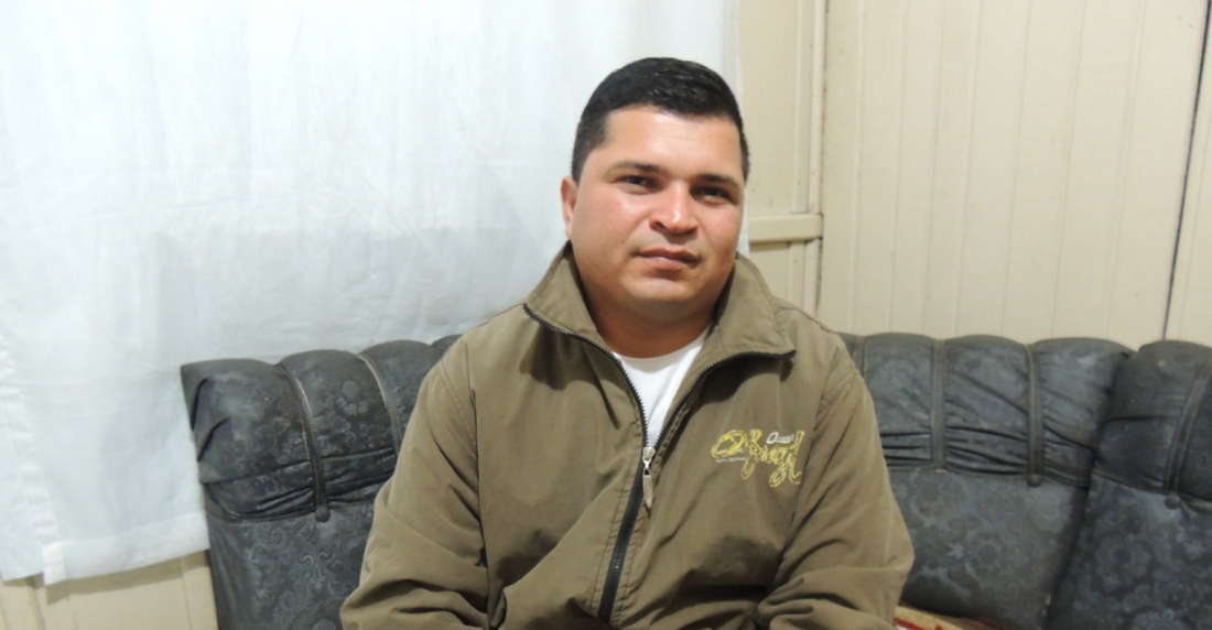 Imigrante da Venezuela em Tubarão conta por que saiu do país: 'Com o salário, eu comprava um pacote de arroz e uma carteira de ovos e já ia todo'