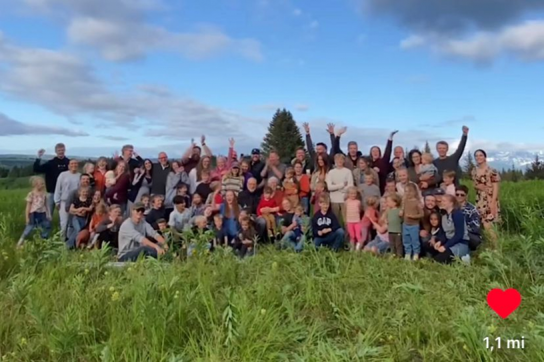 Encontro de família enorme, com 85 pessoas, viraliza nas redes sociais; veja vídeo