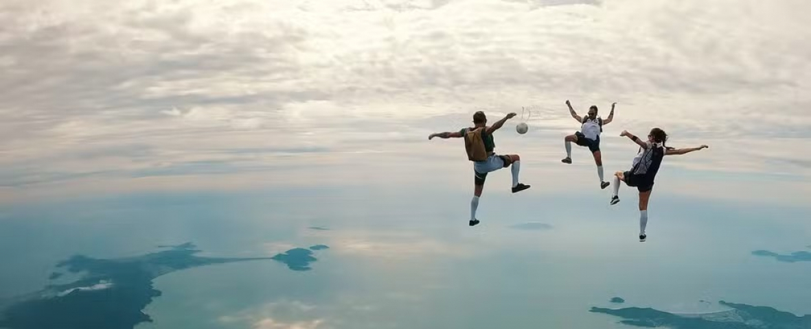 Em SC: paraquedistas jogam 'futebol' a 3 mil metros de altura em Balneário Camboriú