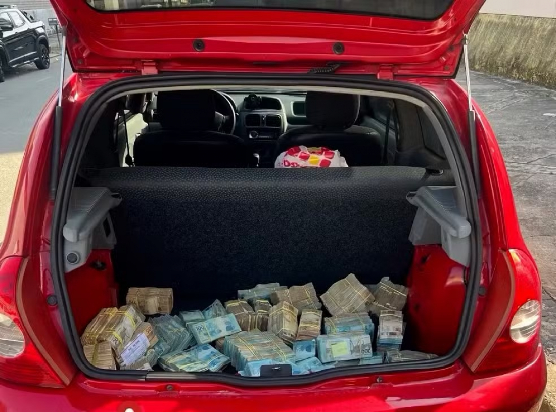 Brasil: carro abandonado é apreendido com cerca de R$ 1 milhão dentro de porta-malas