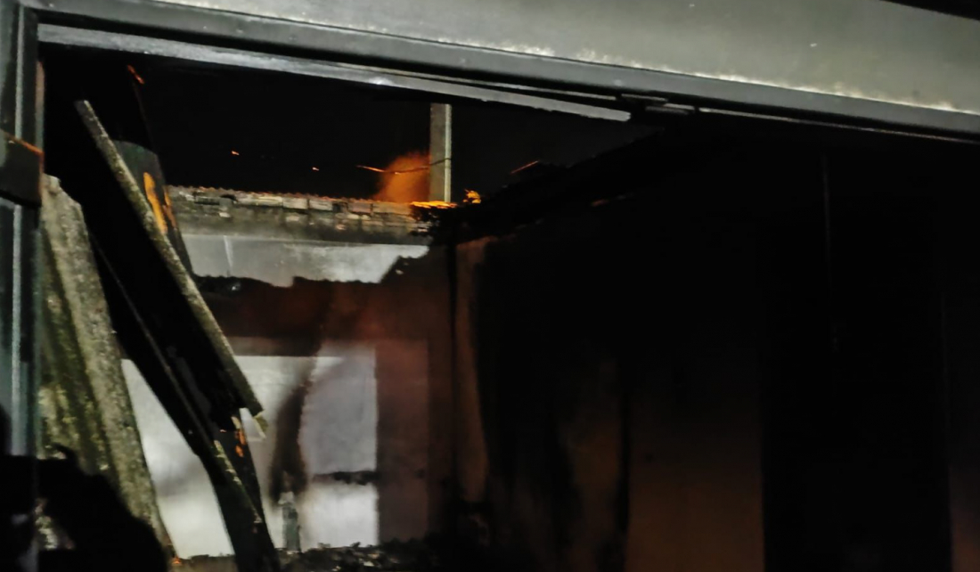 Incêndio destrói garagem e lavanderia de residência em Jaguaruna
