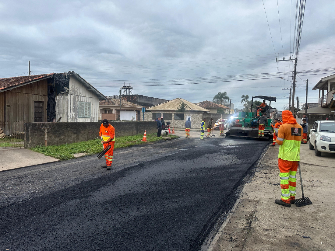 Em Capivari de Baixo, bairro Santa Lúcia tem ruas asfaltadas