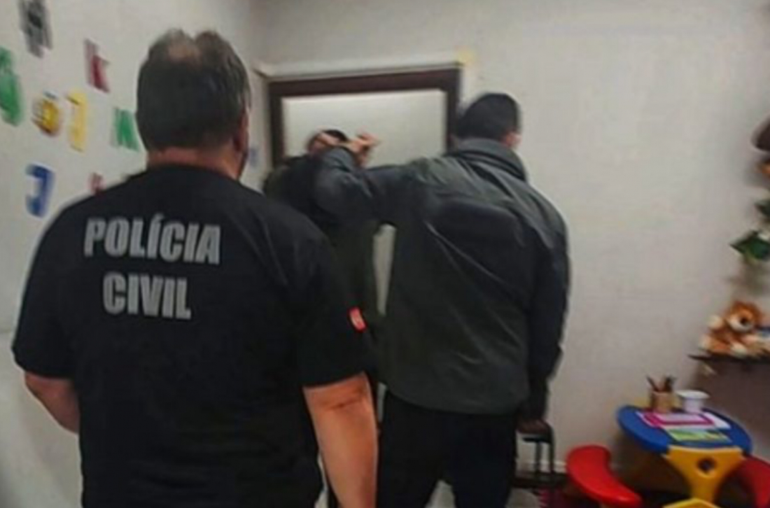 Mãe flagra filhas gêmeas sendo estupradas por adolescente em SC