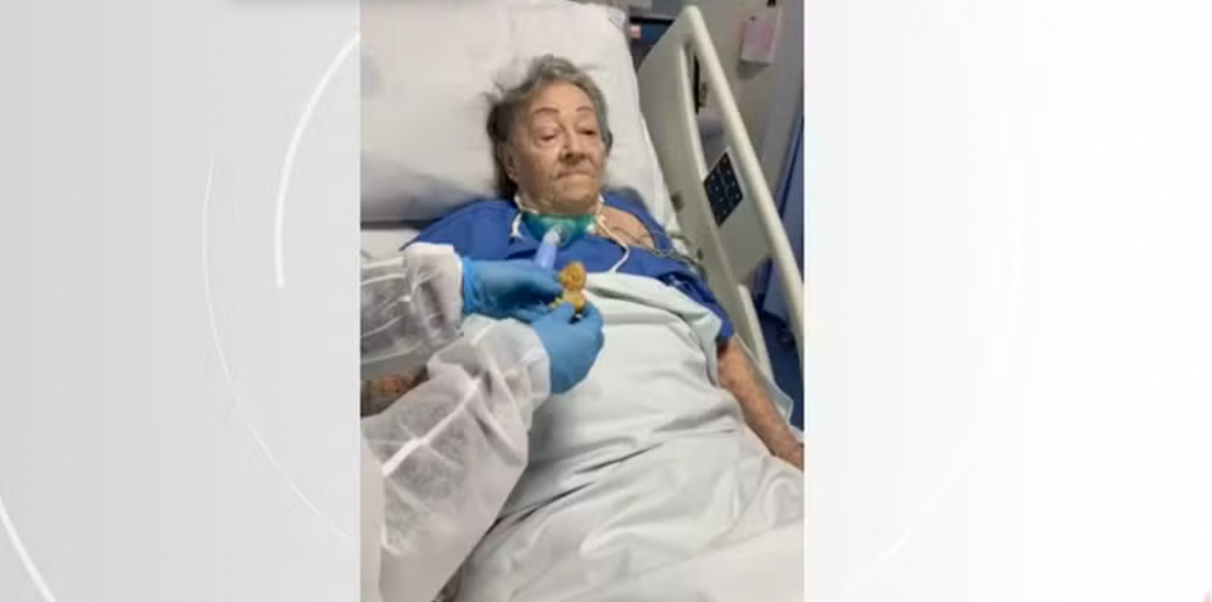 (Vídeo) Em SC: Idosa há 2 meses na UTI ganha coxinha após manifestar desejo pelo salgadinho