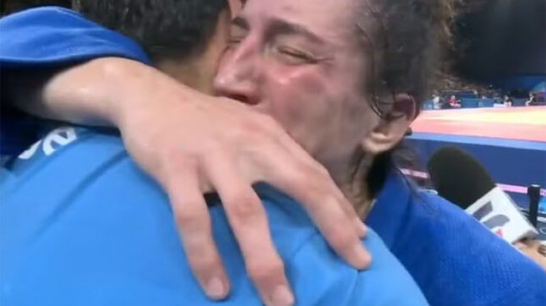 'Eu não ia chorar': Mayra Aguiar chora após derrota no judô e pede abraço a repórter