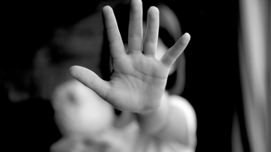 Policiais civis flagram homem de 23 anos dormindo com a sobrinha de 11 em Imbituba