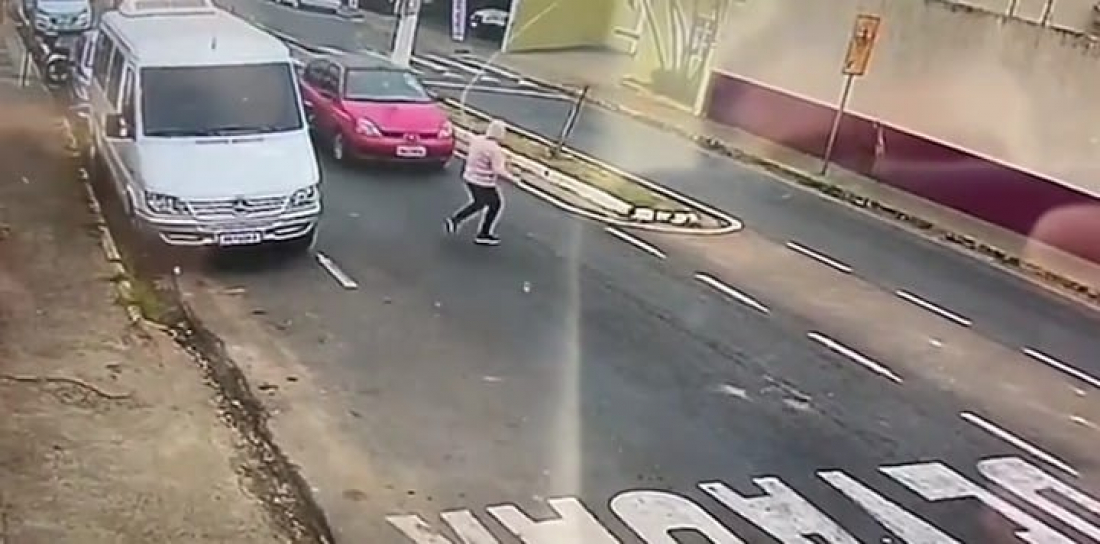 Brasil: mulher finge atropelamento e se joga na frente de carro em MG