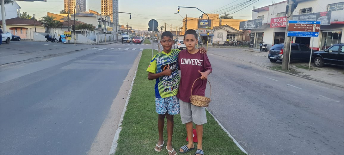 Tubarão: meninos vendem paçoca na sinaleira para realizar sonho de ter uma bicicleta