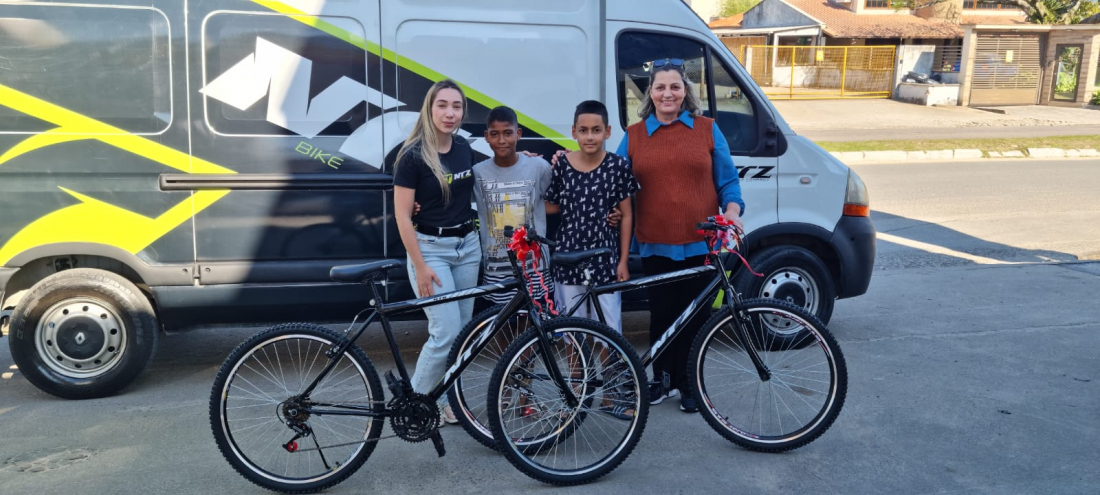 Tubarão: meninos que vendem paçoca na sinaleira realizam sonho e ganham bicicleta