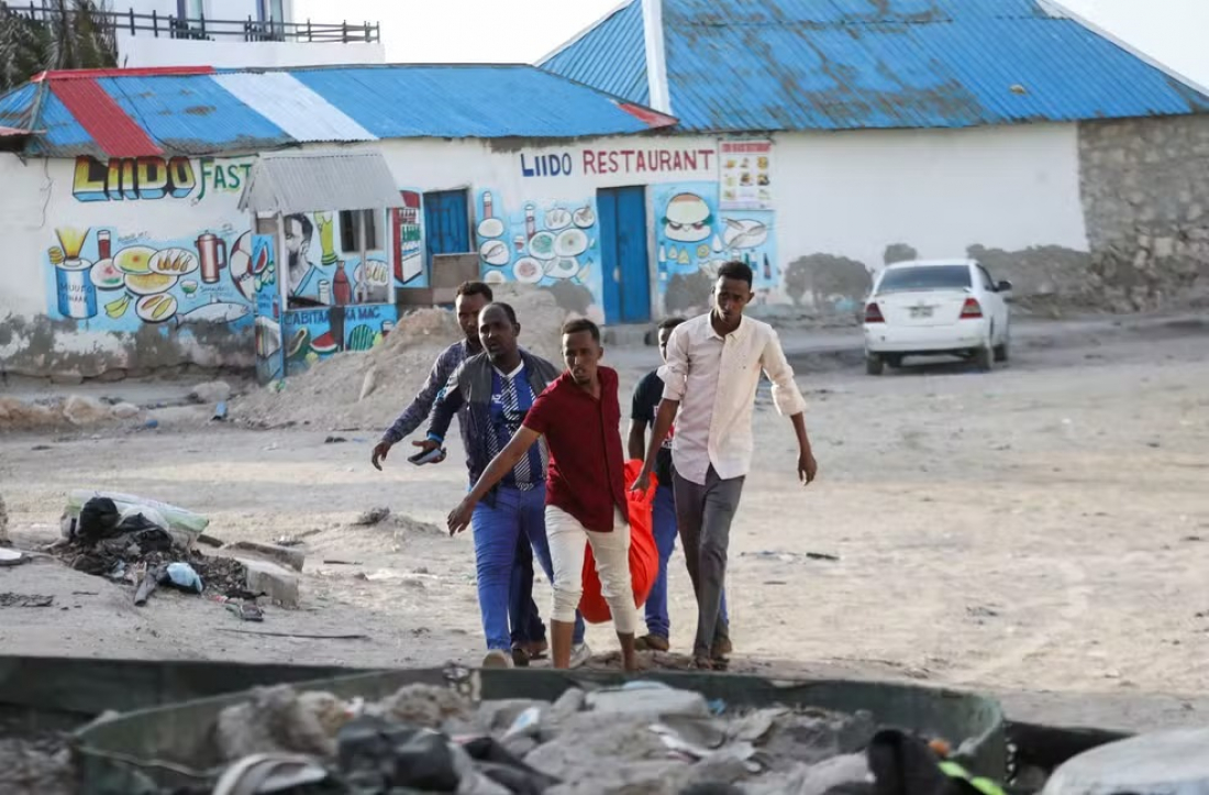 Mundo: atentado em praia da Somália deixa 32 mortos e 63 feridos