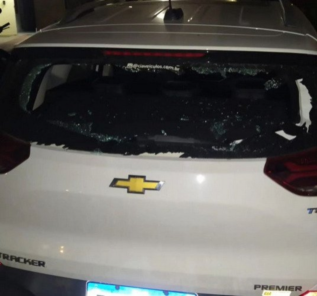 Homem é preso após danificar carro e invadir apartamento de ex-namorada em Laguna