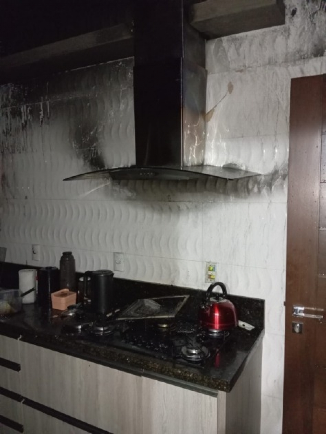 SC: moradora cai no sono enquanto cozinhava e casa pega fogo