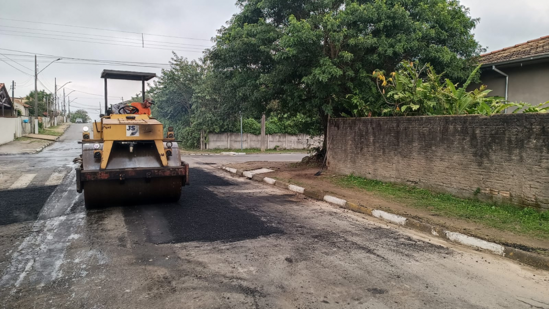 Centro de Capivari de Baixo recebe Operação ‘Tapa-buracos’