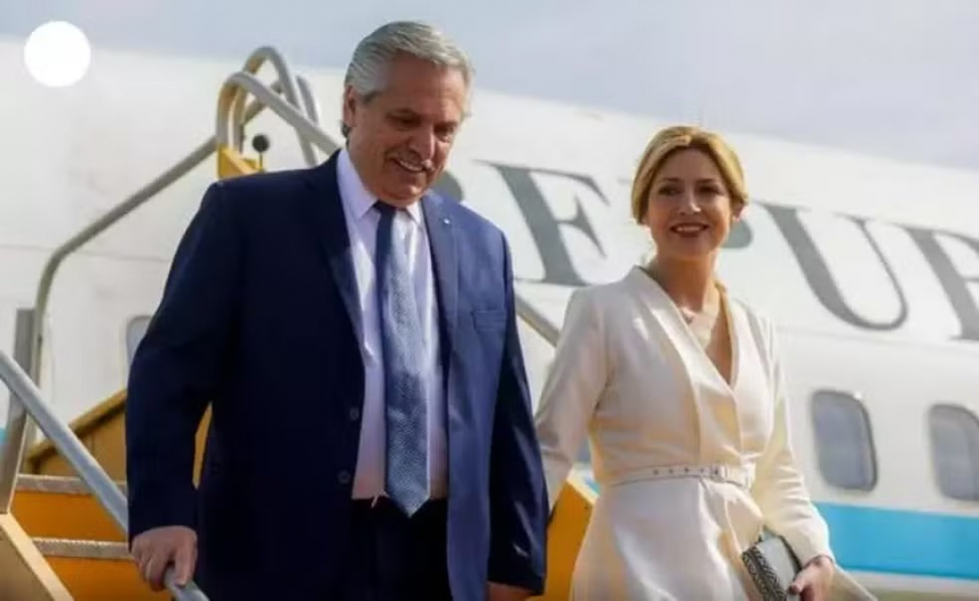 Ex-presidente da Argentina é acusado de agredir a esposa e não pode deixar o país