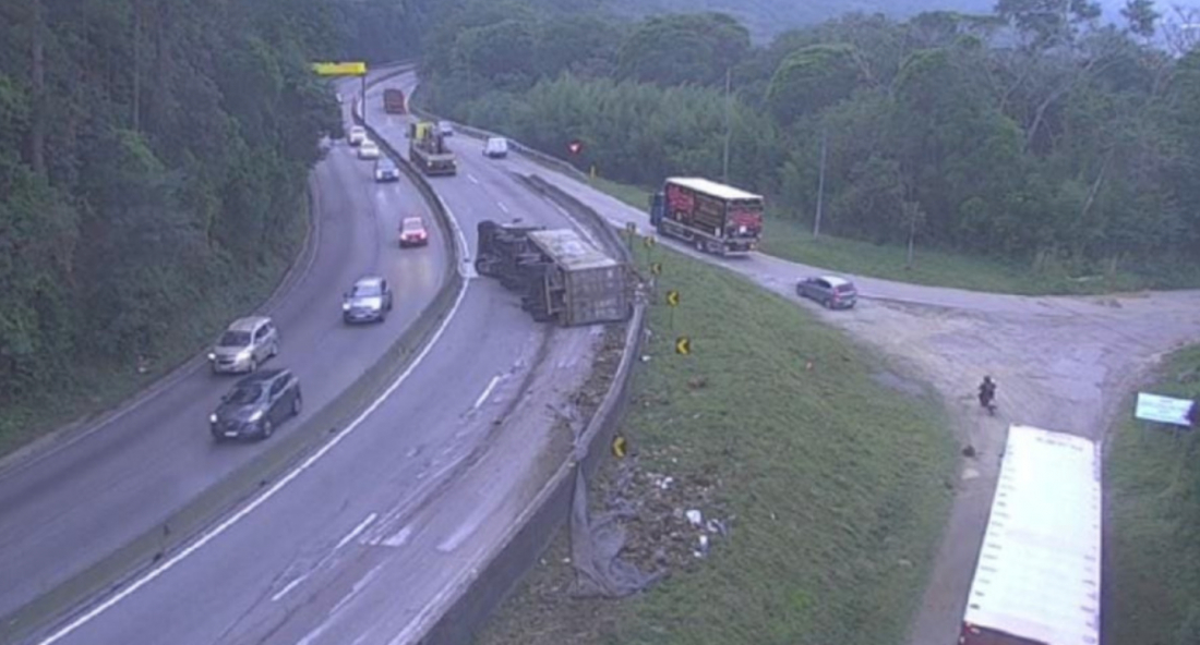 Tombamento de carreta causa fila quilométrica na BR-101, no Morro dos Cavalos