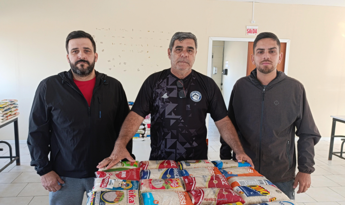 Clube Atlético Tubarão doa alimentos arrecadados para Comunidade Terapeutica Exército de Cristo 