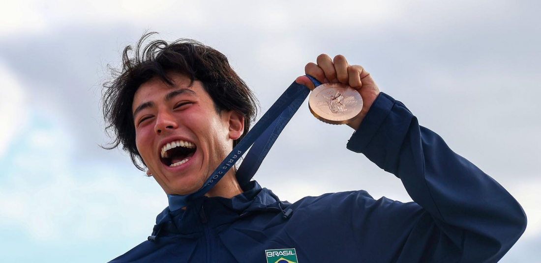 Medalhista de bronze, Augusto Akio começou a treinar com skate de R$ 1,99 aos sete anos