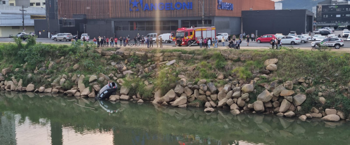 Carro cai no Rio Tubarão na tarde desta quarta-feira (7)