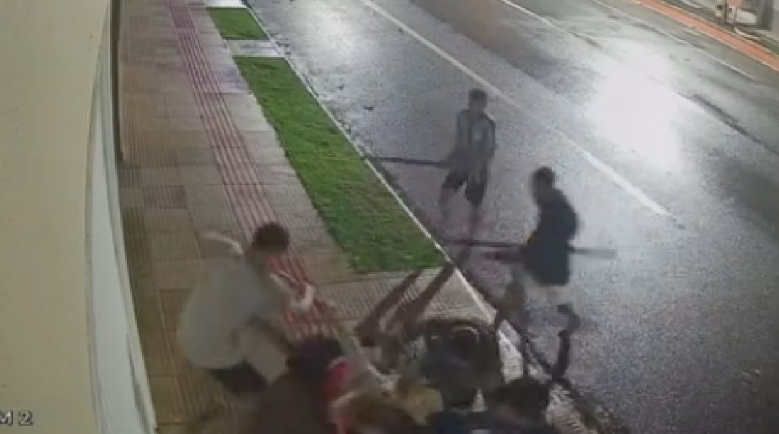 (Vídeo) Homem tem lesão corporal grave após ser agredido a pauladas por cinco em Braço do Norte