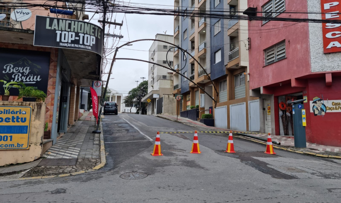 Estrutura tomba e interrompe fluxo na Coronel Collaço nesta quinta (8)