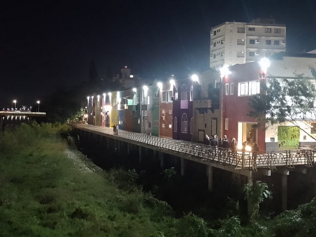 Sistema de iluminação do deck da beira-rio é acionado em Tubarão