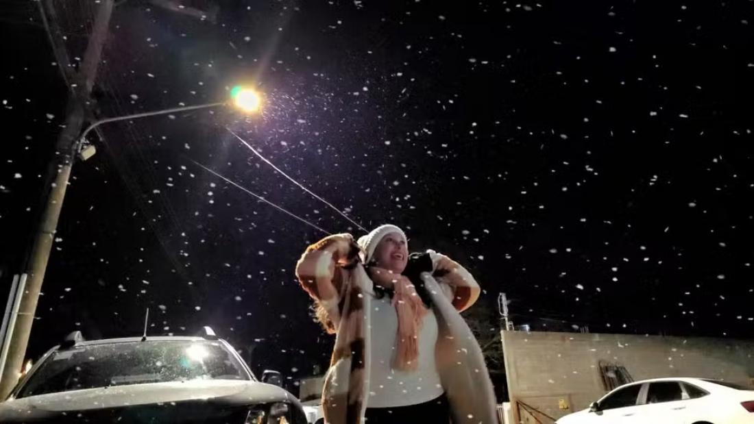 Neve cai em São Joaquim na noite de sexta-feira (10)