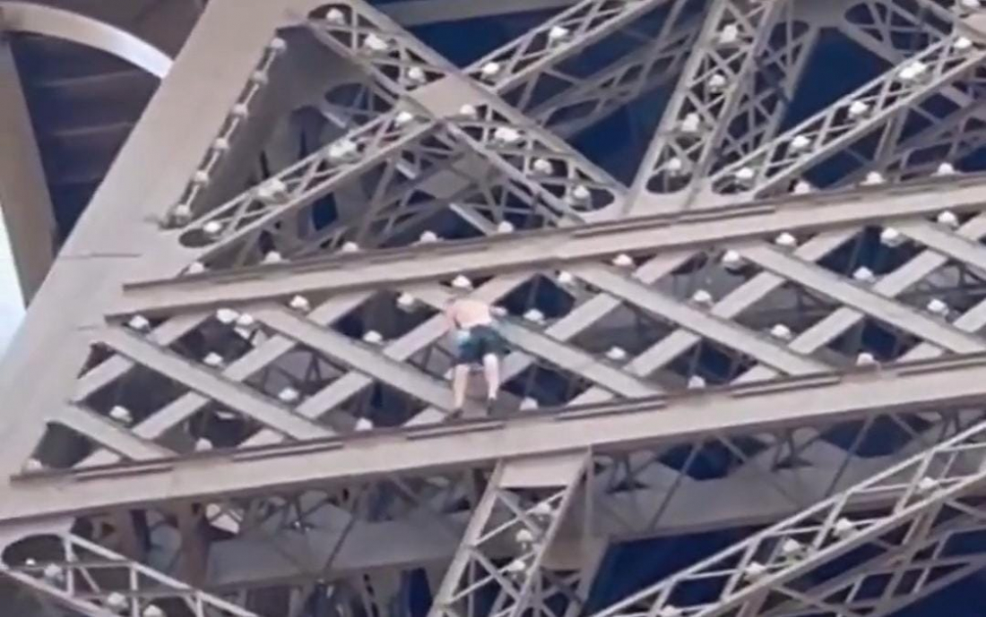 Mundo: homem escala Torre Eiffel antes do encerramento das Olimpíadas