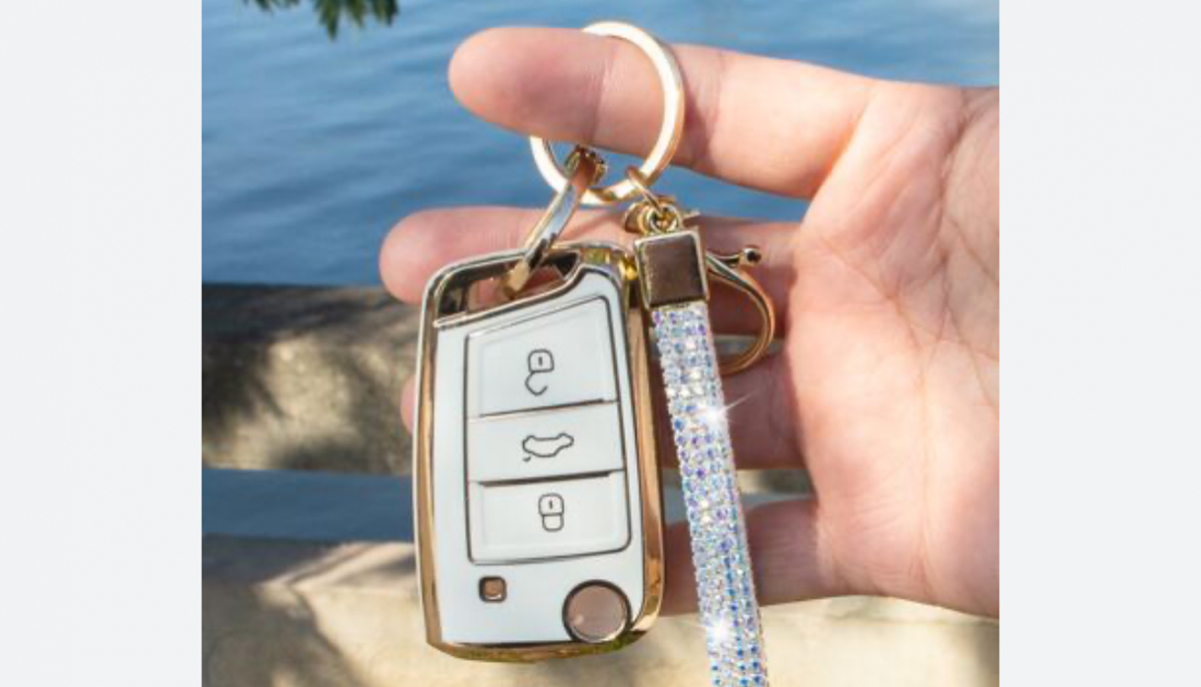 Carro é furtado após ladrões encontrarem chave na bolsa da vítima, em Capivari de Baixo