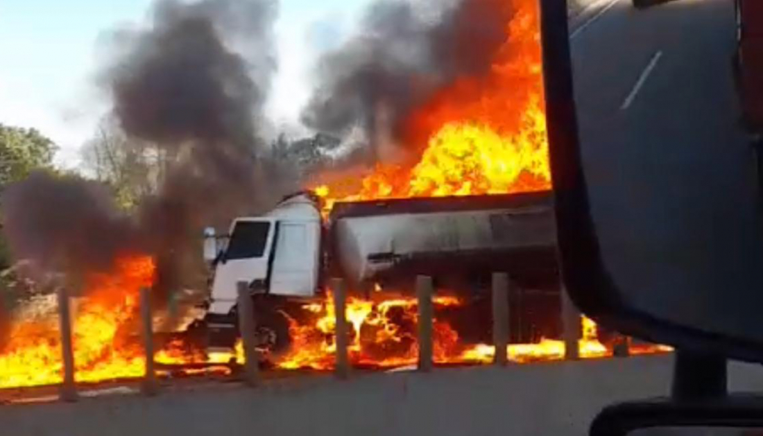 (Vídeos) URGENTE: Caminhão-tanque colide com carreta e pega fogo em Imbituba