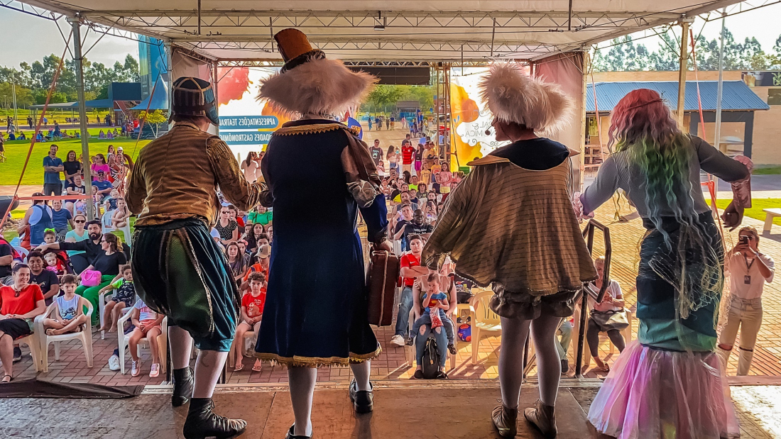 Produtora tubaronense Ludicoz leva espetáculo 'Histórias Através do Mundo' a outros estados do Brasil