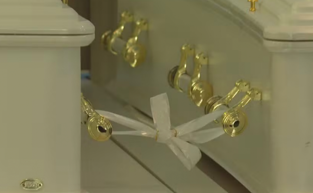 Fita branca com alianças une caixões de casal vítima de queda de avião em Vinhedo