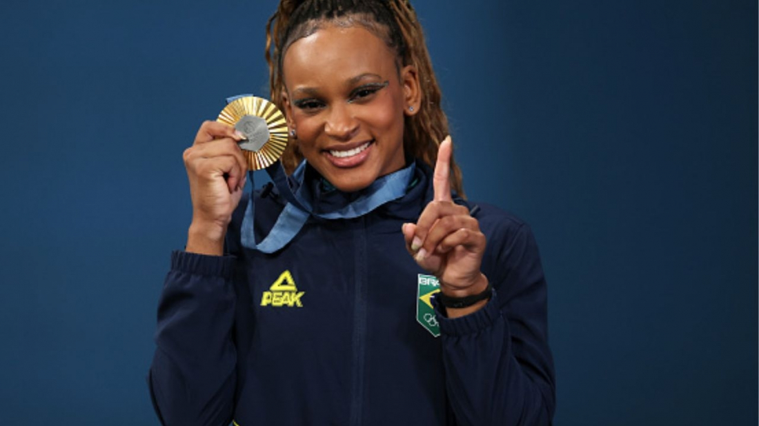 (Vídeo) Rebeca Andrade é ovacionada em voo após piloto anunciar sua presença