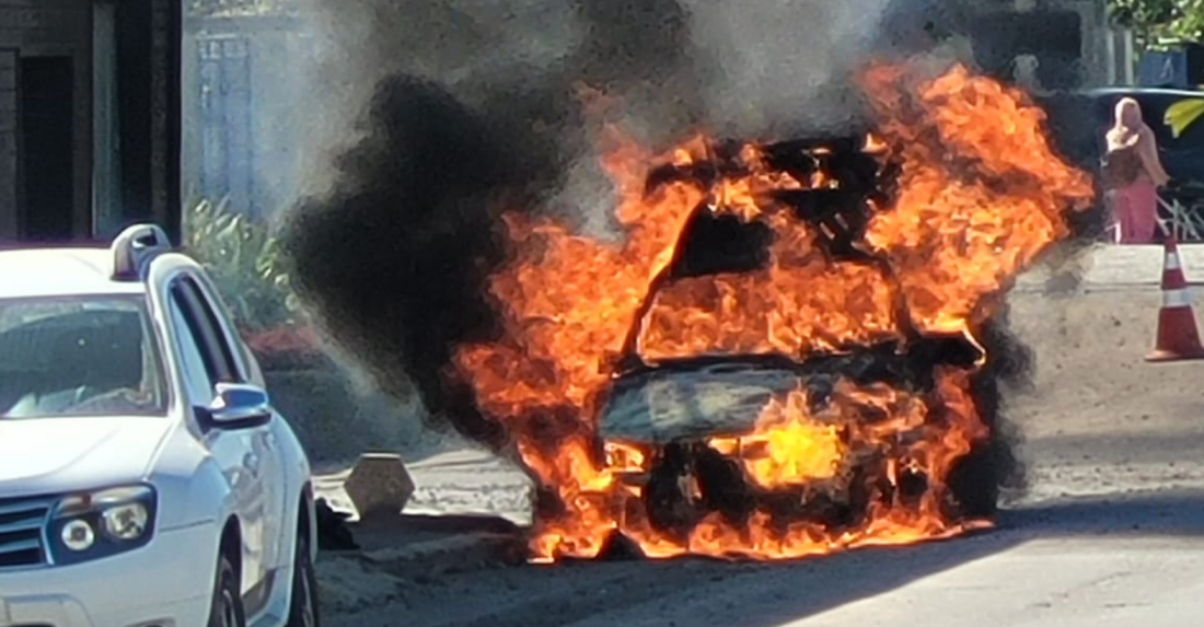 (Vídeo) Em andamento: Fiorino pega fogo na Av. Pedro Zapelini, em Tubarão 