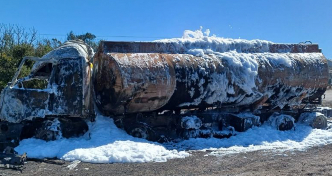 Faixa na BR-101 em Imbituba continua interditada após incêndio de caminhão carregado de combustível