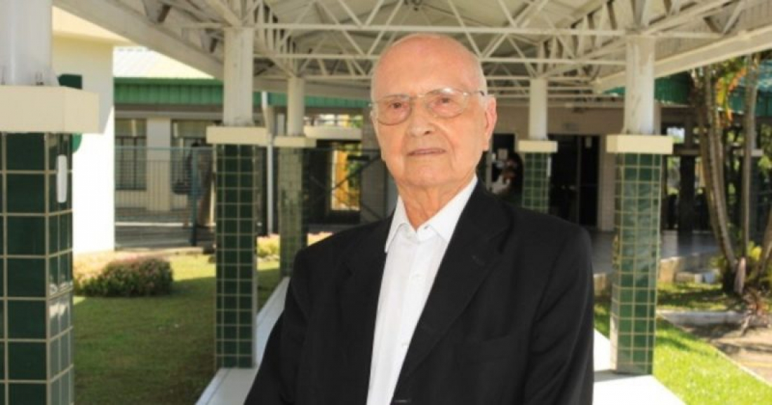 Familiares, amigos e governador se despedem do ex-prefeito Ruy Hülse