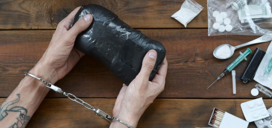 DIC de Tubarão apreende drogas, prende traficante em flagrante e recupera celular roubado 