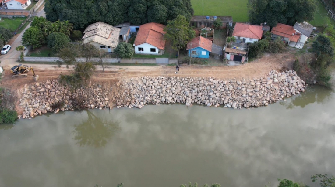 Obra de enrocamento do Rio Capivari está 55% concluída