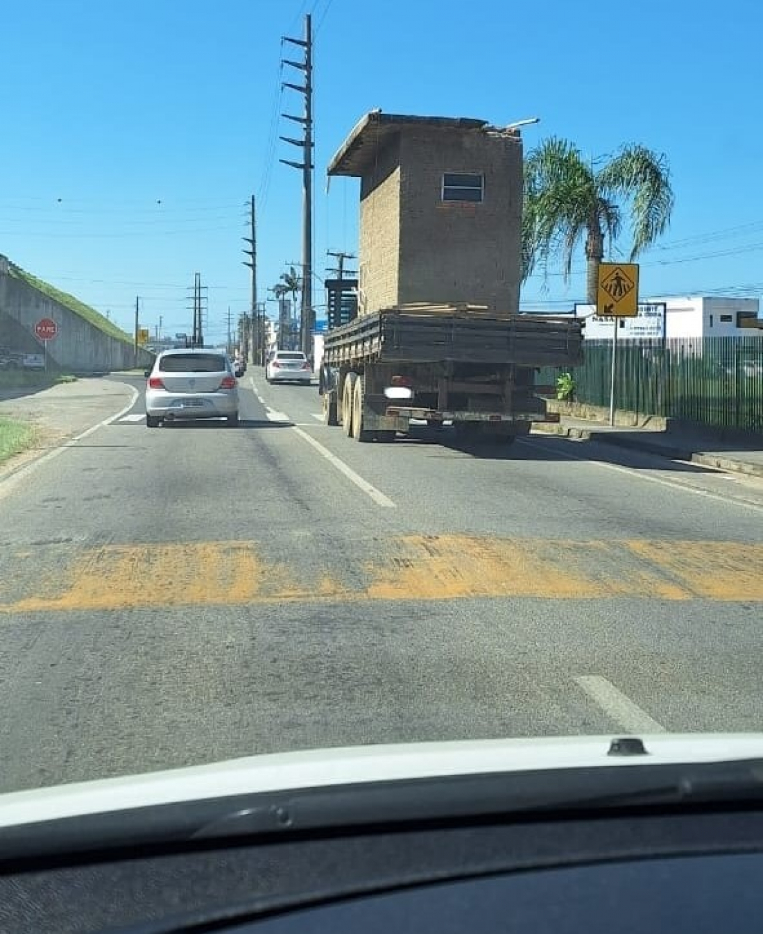 Motorista flagra caminhão transportando banheiro de alvenaria na BR-101 em Tubarão