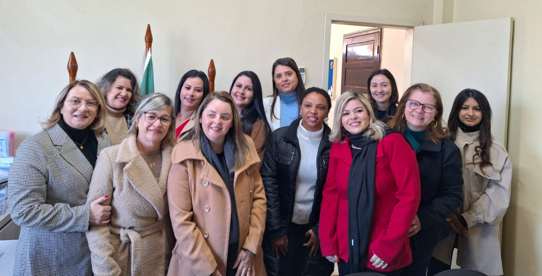 Capivari de Baixo: 13 professores aprovados em concurso tomam posse e reforçam a rede municipal de ensino