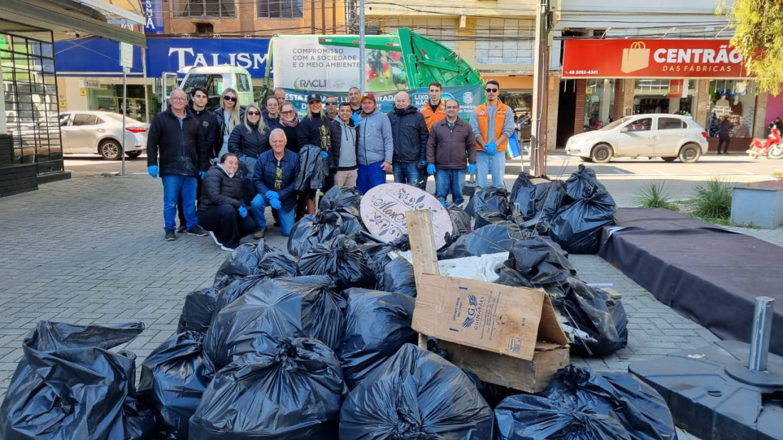 Mais de 2 toneladas de lixo e resíduos são recolhidos em mutirão de limpeza da beira-rio