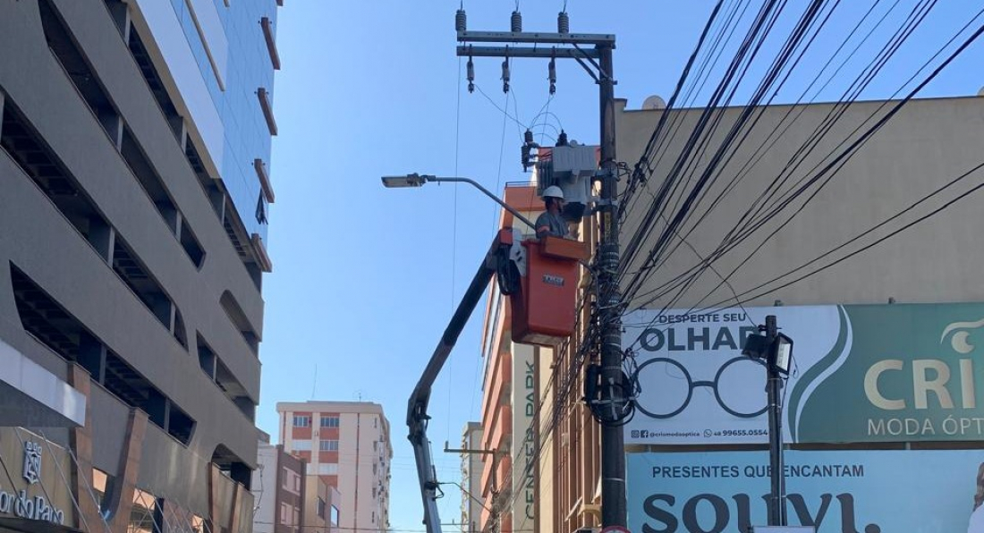 Lâmpadas em postes são substituídas nesta quarta (14)